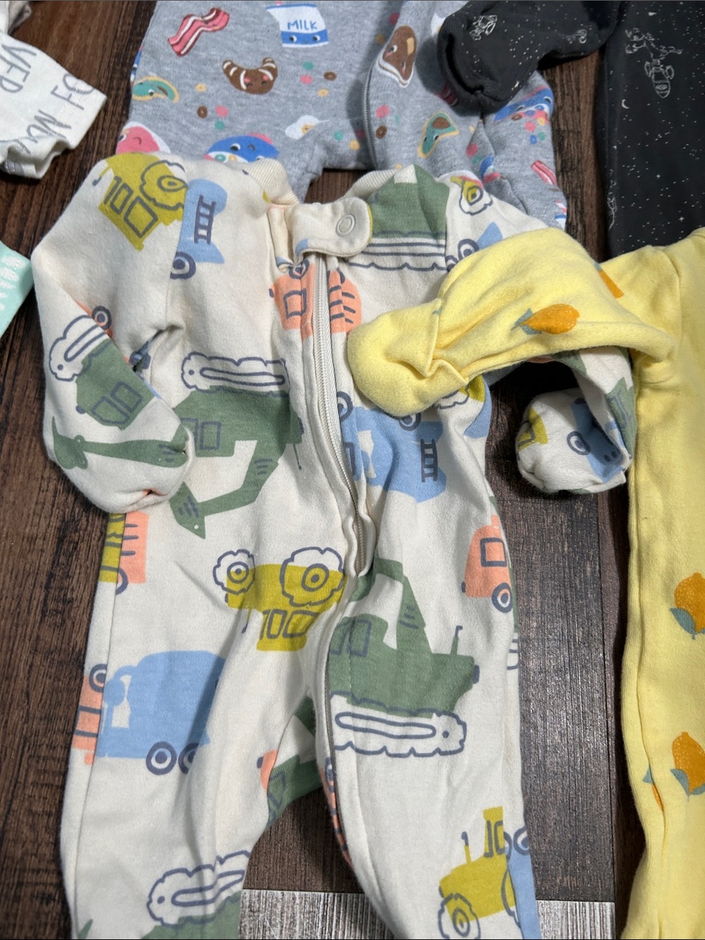 4 onesies and 4 sleepers newborn boys - Picture 3 of 9